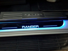 Ốp bậc cửa ngoài kiểu led chạy Ford Ranger
